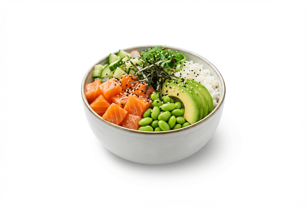 Poke bowl na čistém bílém pozadí připravený pro nabídku doručovací aplikace v profesionální kvalitě food fotografie