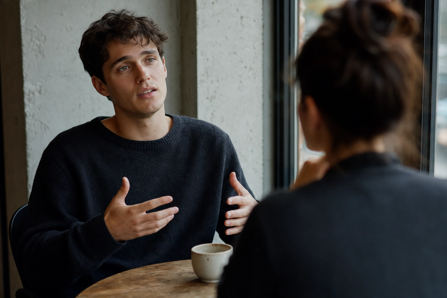 Englischlernende erstarrt und sucht nach Worten während eines echten Café-Gesprächs
