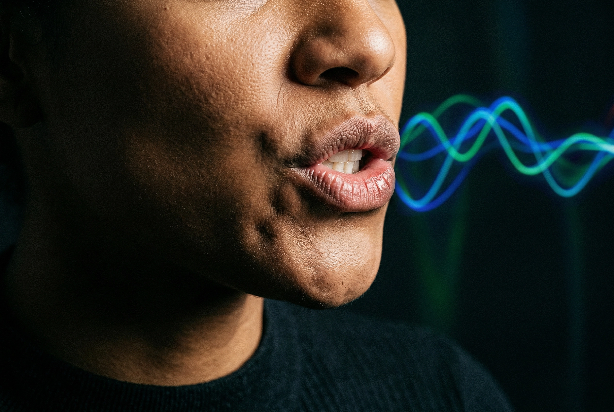 Close-up mulut membentuk bunyi pengucapan bahasa Inggris untuk latihan aksen