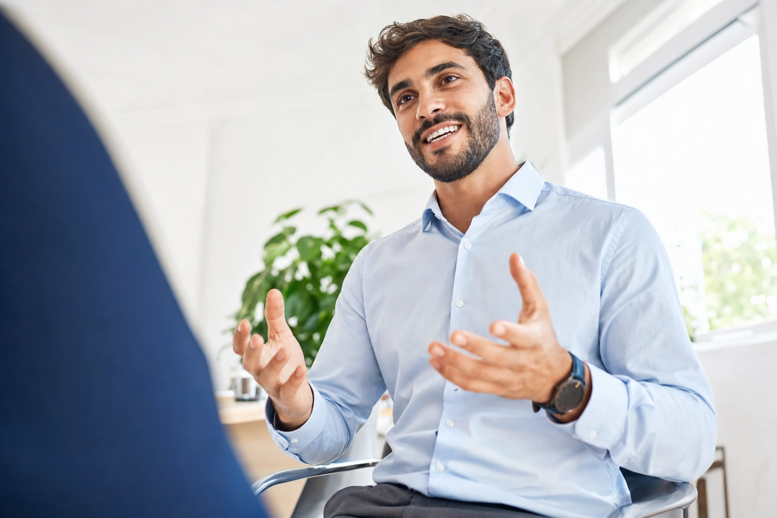 Un professionnel brésilien confiant parle anglais avec aisance et assurance dans un bureau lumineux
