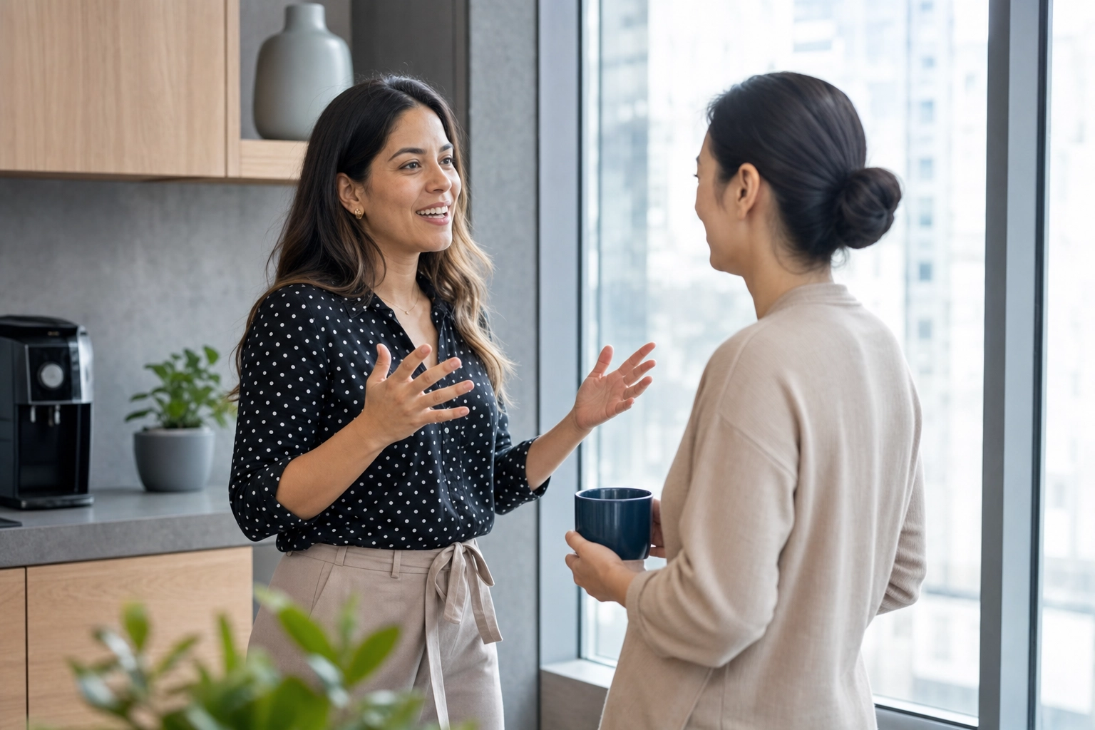 Un employé brésilien engage un small talk chaleureux avec un collègue réservé dans la cuisine d'un bureau