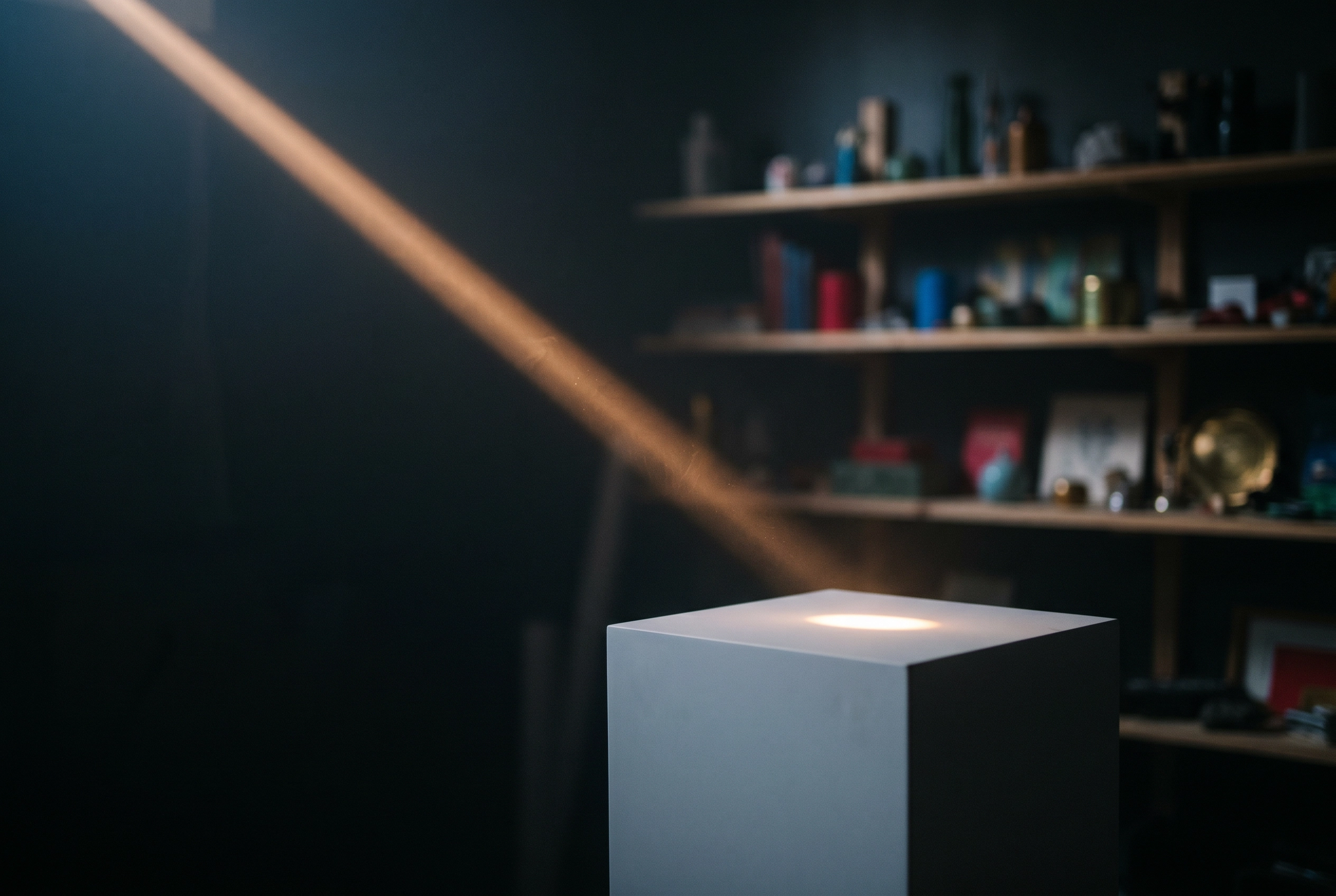 Single focused beam of light on a pedestal contrasting with blurred scattered objects representing English-only focus for Korean speakers