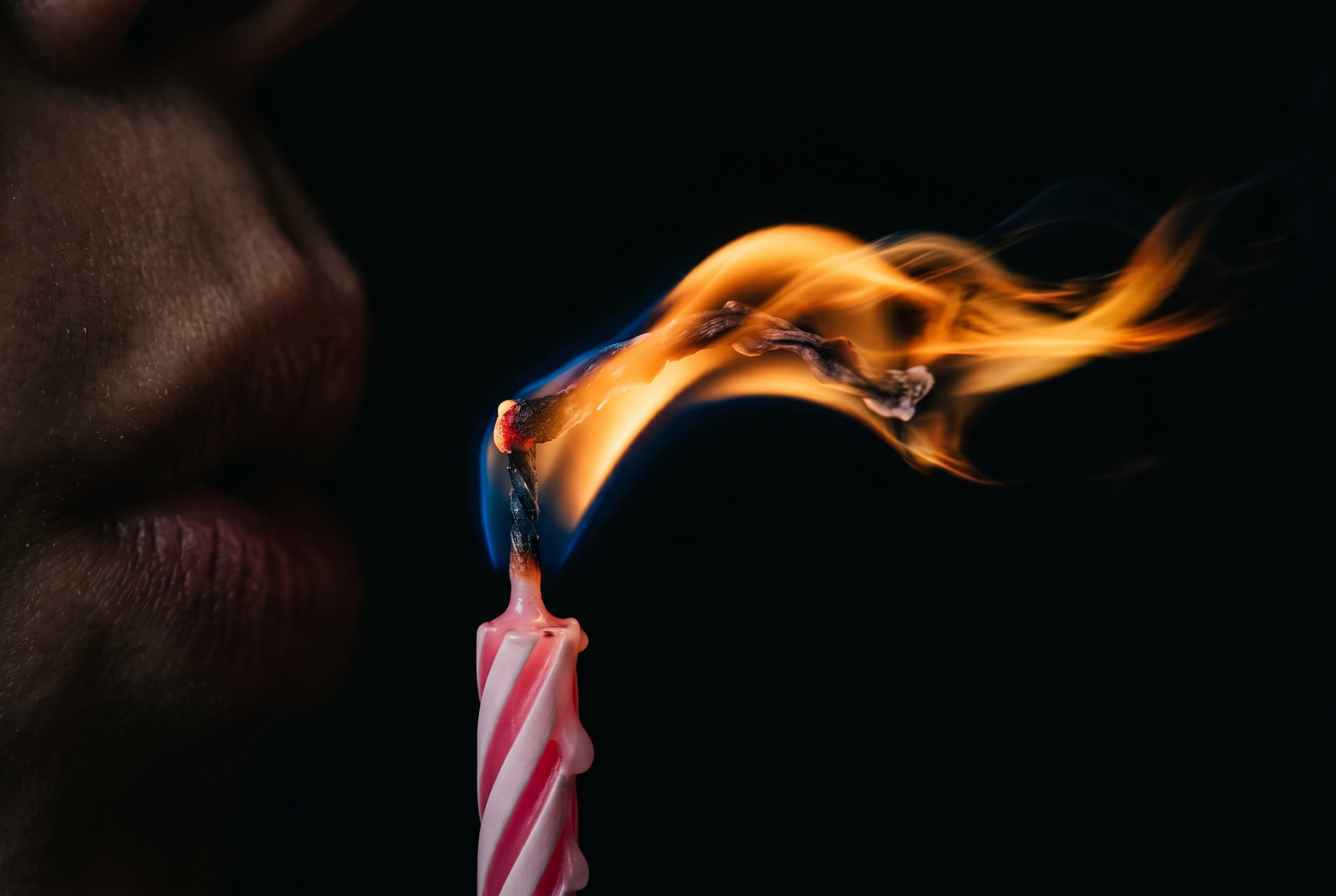 Llama de vela inclinándose por el aliento, demostrando la prueba de aspiración para la pronunciación de los sonidos P y B del inglés