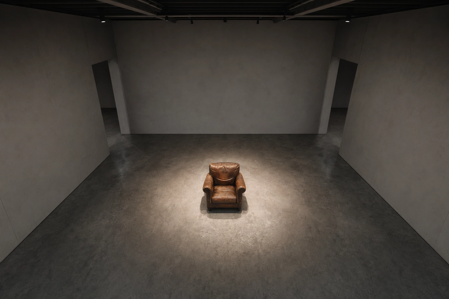 Fluently AIにおける単一チューターの限定的な選択肢を象徴する、無人のギャラリールームに置かれた1脚のレザーチェア