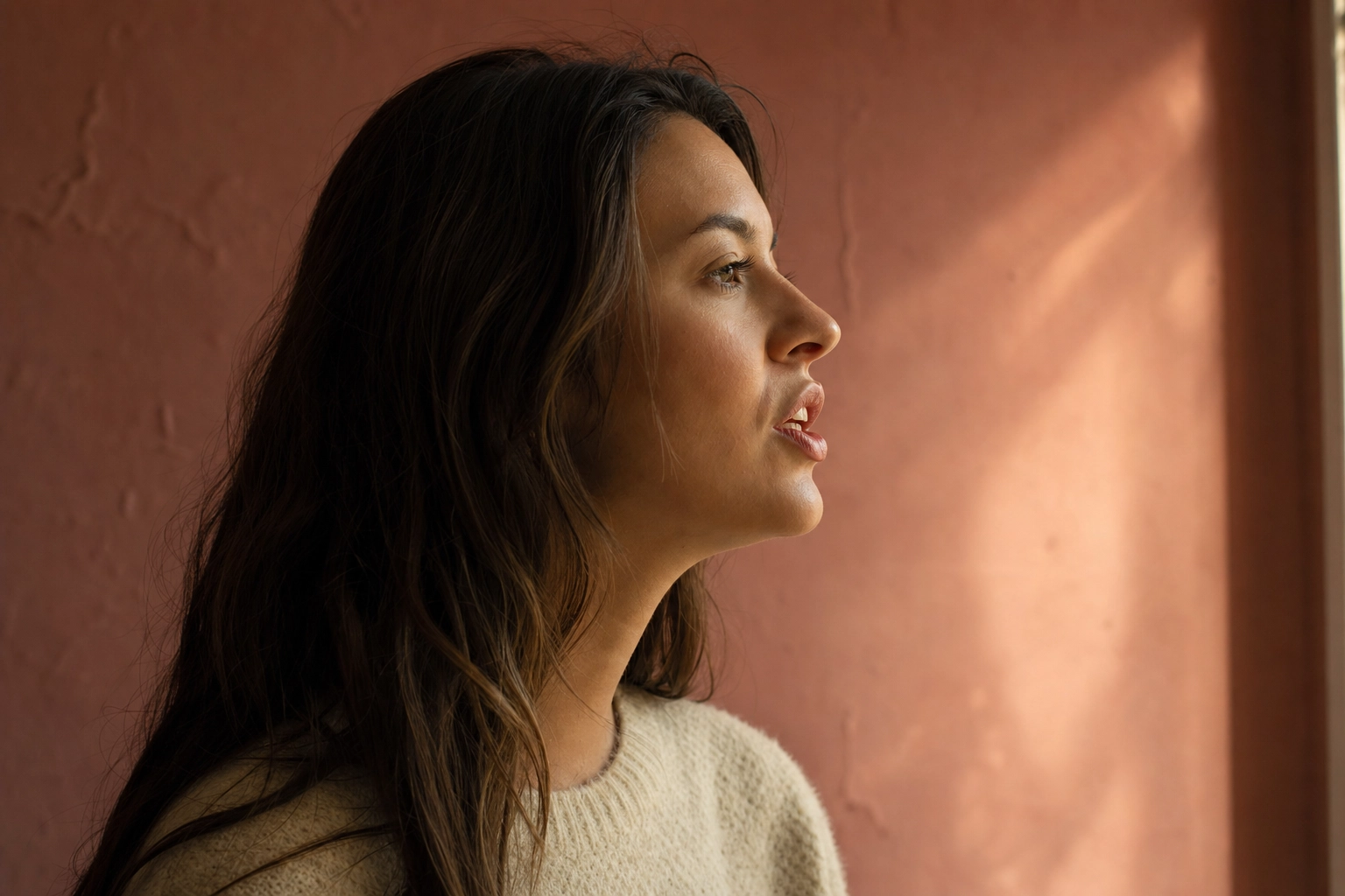 Profile portrait of a woman speaking English with focused expression representing the speaking output bottleneck in language learning