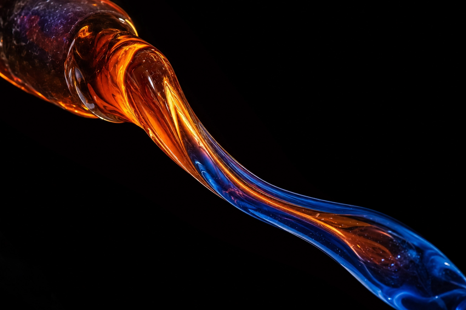 Fotografia macro de duas fitas de vidro coloridas a fundirem-se numa só forma fluida, representando grupos consonantais com o som de R em inglês
