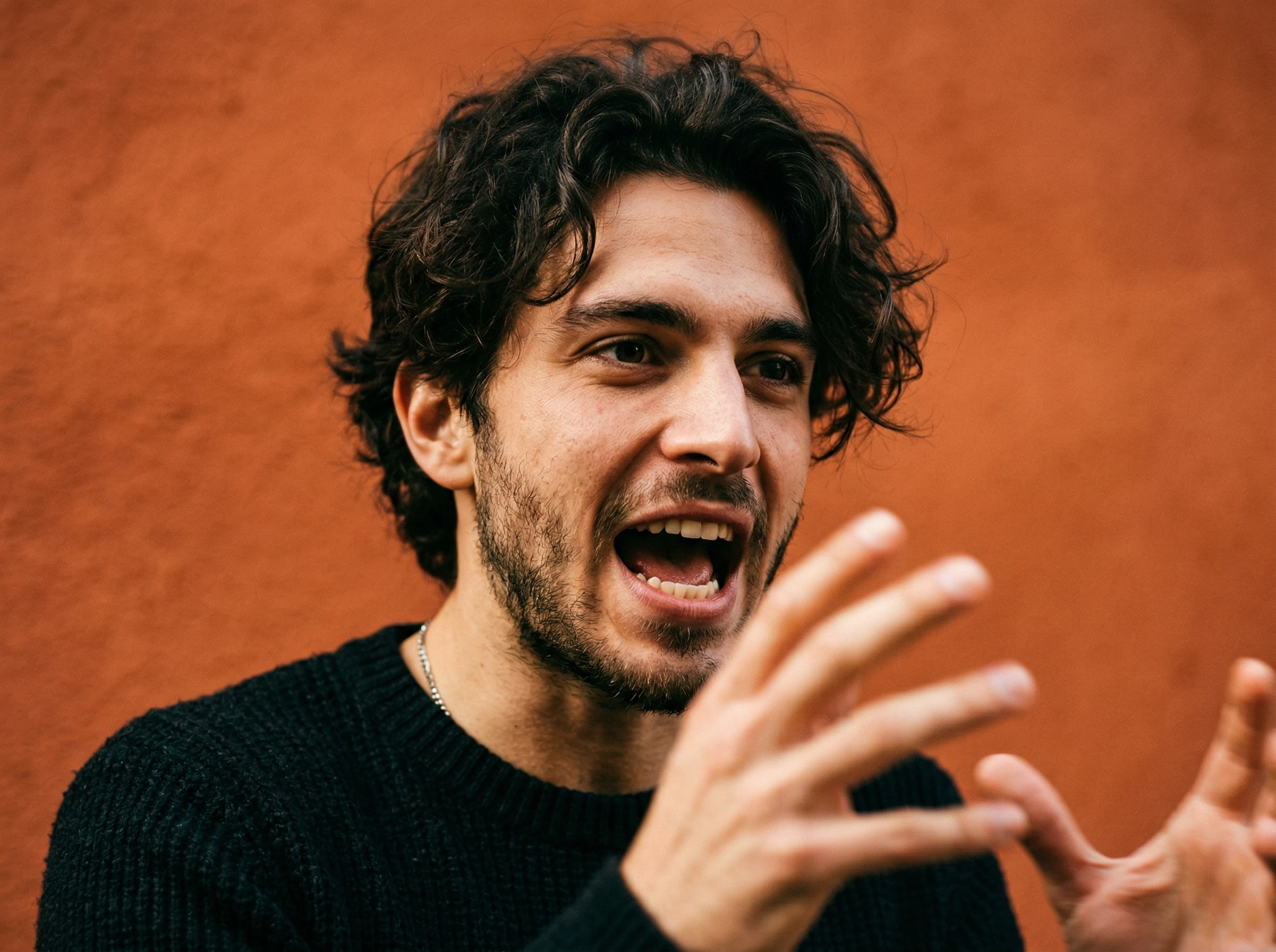 英語の流暢さを高めるバーバル・ブレインダンプ・エクササイズ中に素早く話す表情豊かな若い男性